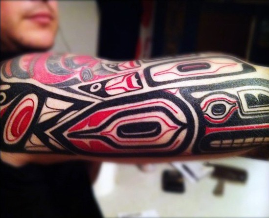简单的彩色部落饰品手臂纹身图案