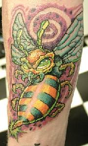 彩色邪恶的毒蜜蜂与紫色背景纹身图案