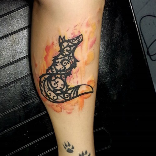 手臂简单设计的黑色部落狐狸图腾和火焰纹身图案