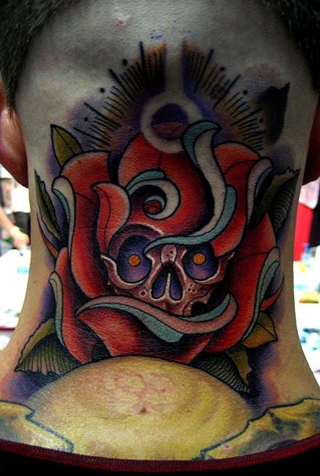 颈部彩色的玫瑰与骷髅结合纹身图案