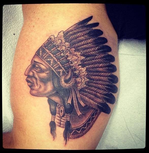 传统的印第安酋长肖像大臂纹身图案
