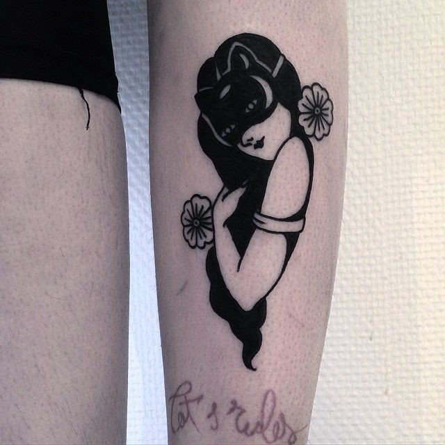 黑色简约的女人面具和鲜花手臂纹身图案