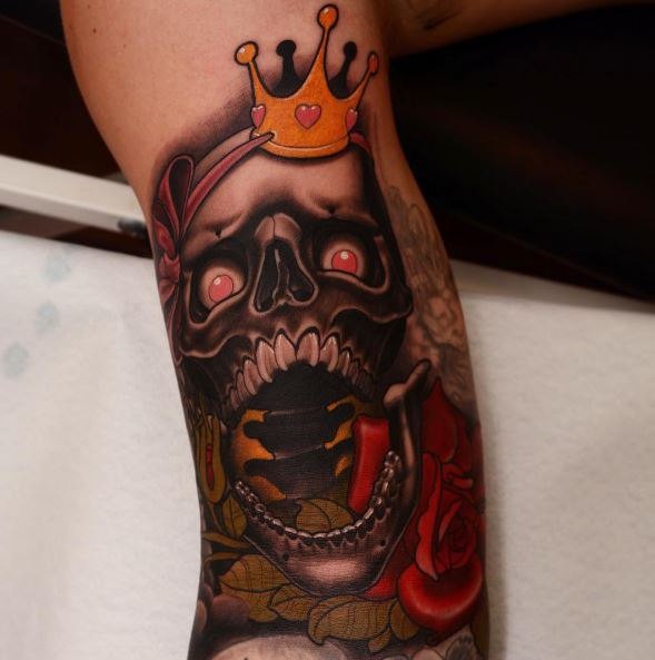 手臂彩色可怕的骷髅与皇冠和玫瑰纹身图案