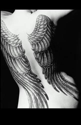 女性背部天使翅膀纹身图案