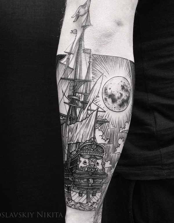 雕刻风格黑色线条月亮和帆船手臂纹身图案
