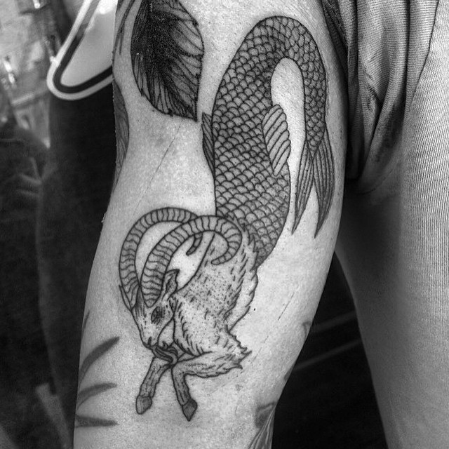 手臂简单的创意黑色半鱼半山羊纹身图案
