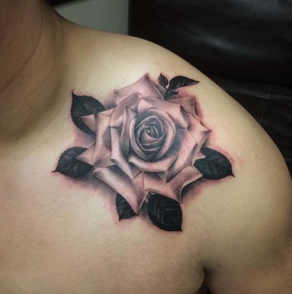 肩部逼真的3D玫瑰花个性纹身图案