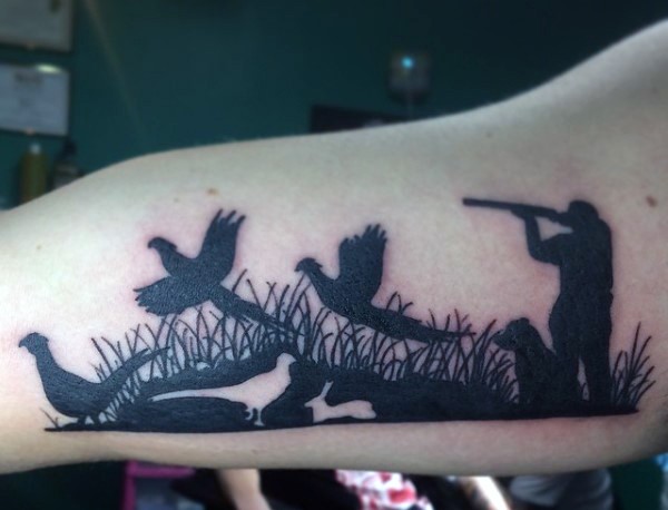 手臂黑色的猎人射鸭子剪影纹身图案
