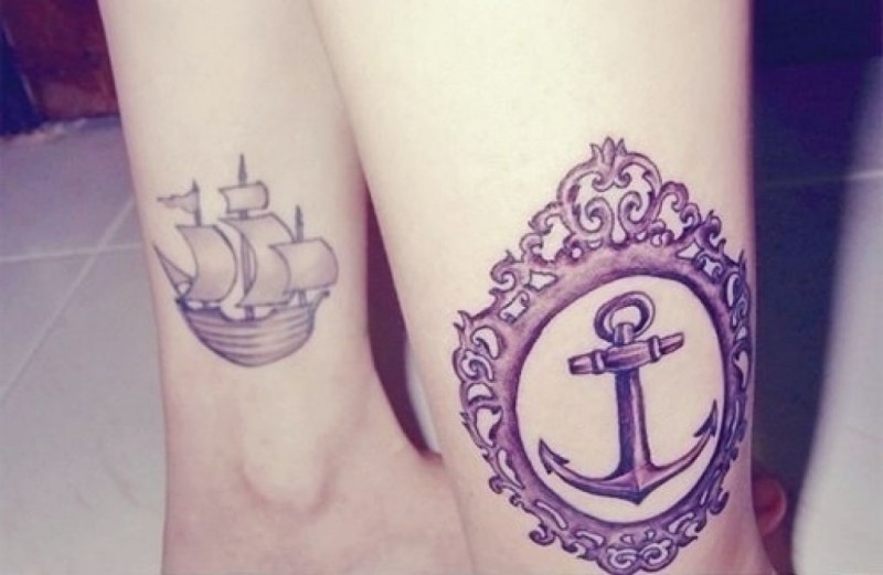 紫色华丽的框架和船锚帆船脚踝纹身图案