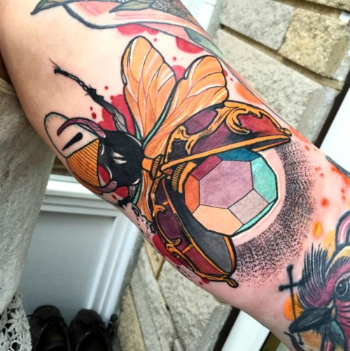 手臂彩色的昆虫和石头纹身图案