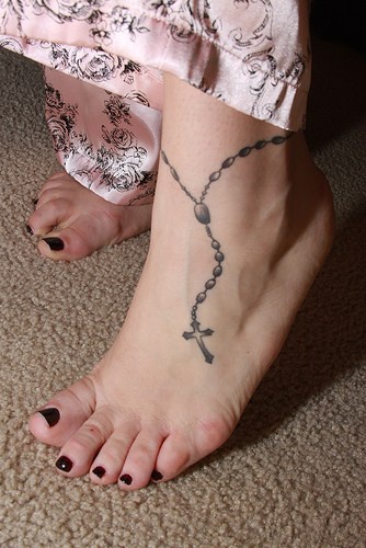 女生脚踝念珠和十字架纹身图案