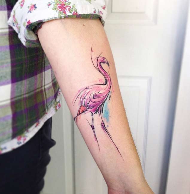 手背微小的粉红色火烈鸟纹身图案