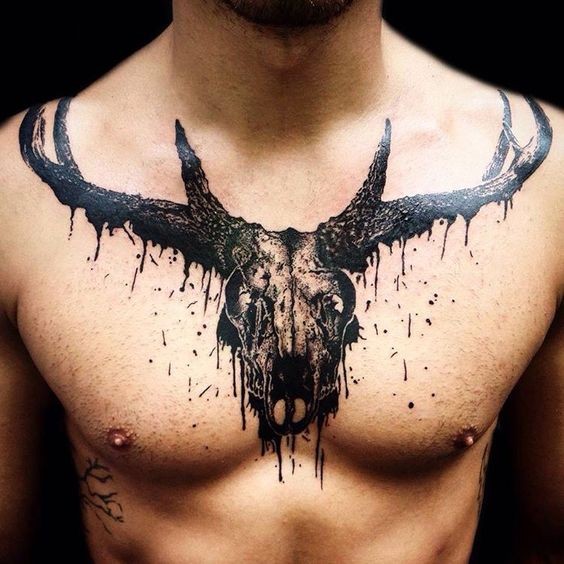 男性胸部惊人的3D黑色鹿头骨纹身图案
