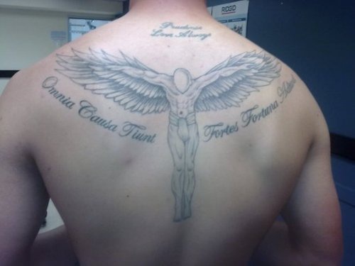 被钉在十字架上的天使背部纹身图案