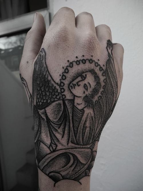 手背黑色的点刺天使纹身图案