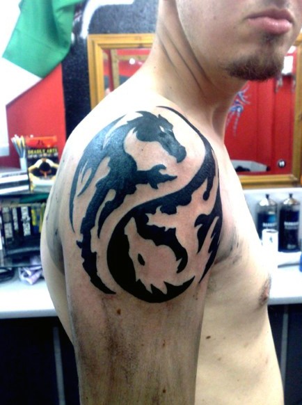 肩部亚洲风格的黑白龙阴阳八卦纹身图案
