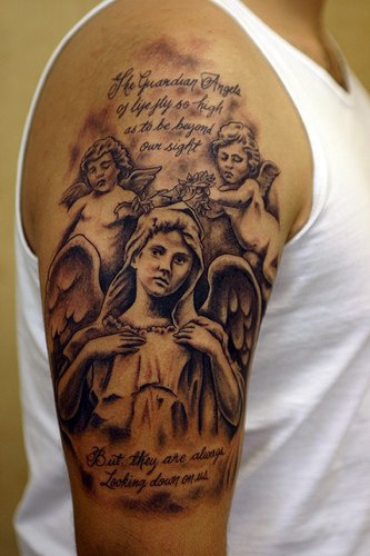 天使和英文字母手臂纹身图案