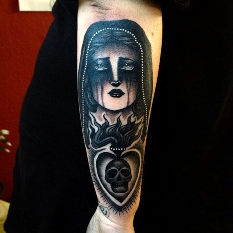 手臂黑白女人与圣心骷髅纹身图案