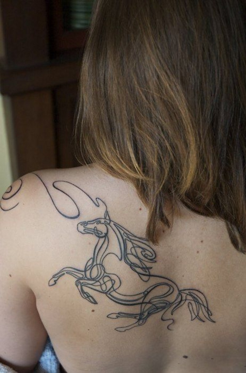 背部抽象风格黑色线条马纹身图案