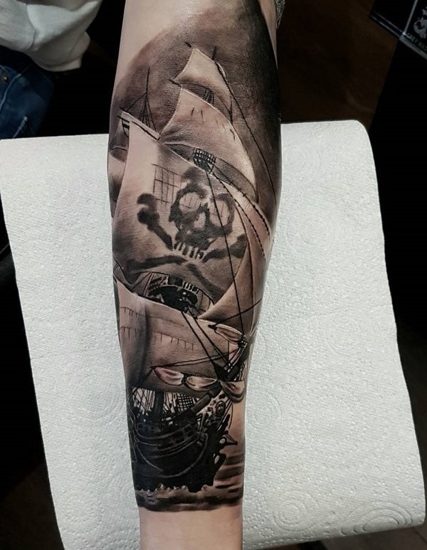 经典的黑色海盗帆船手臂纹身图案