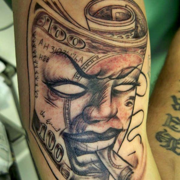 很酷的吸烟恶魔脸与纸币手臂纹身图案