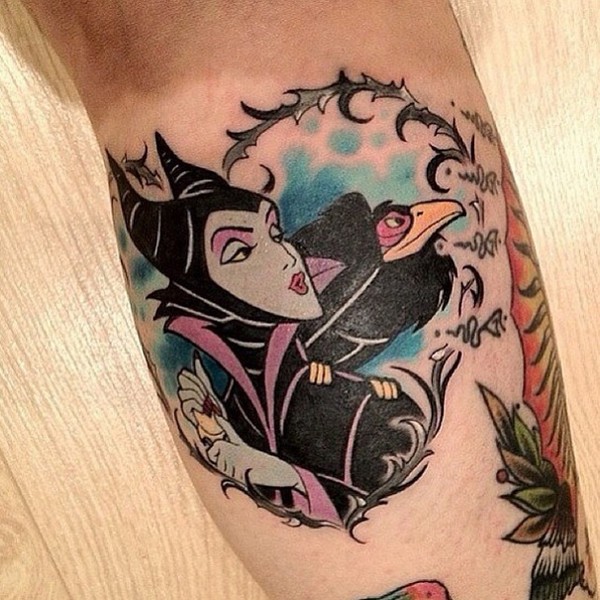 卡通风格的彩色女子与乌鸦手臂纹身图案