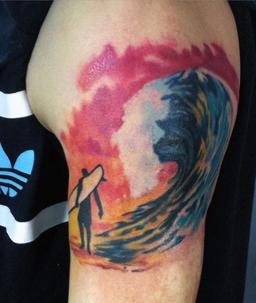 大臂丰富多彩的冲浪者纹身图案