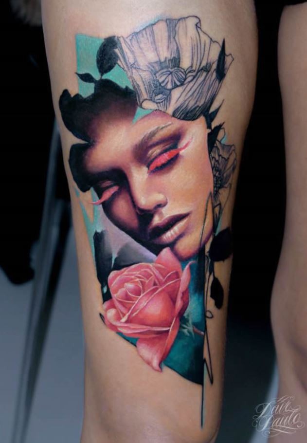 大腿抽象风格的彩色女人脸与花朵纹身图案