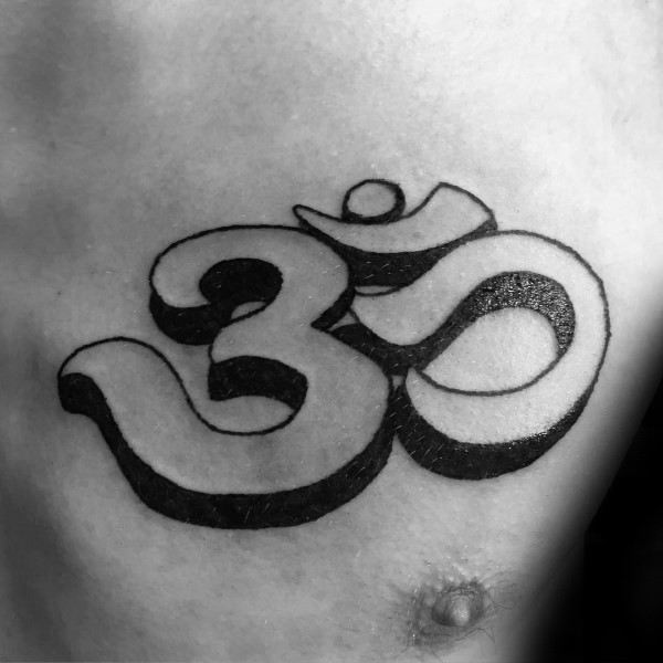 胸部惊人的3D印度教符号纹身图案