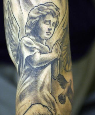 祈祷的可爱小天使纹身图案