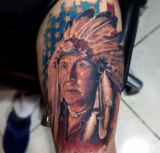 手臂印第安人肖像与美国国旗纹身图案
