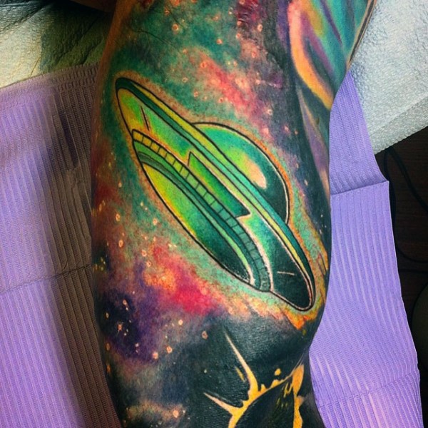 卡通风格五彩的外星飞船和太空手臂纹身图案