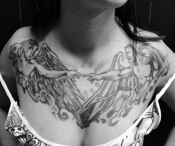 女生胸部天使和魔鬼纹身图案