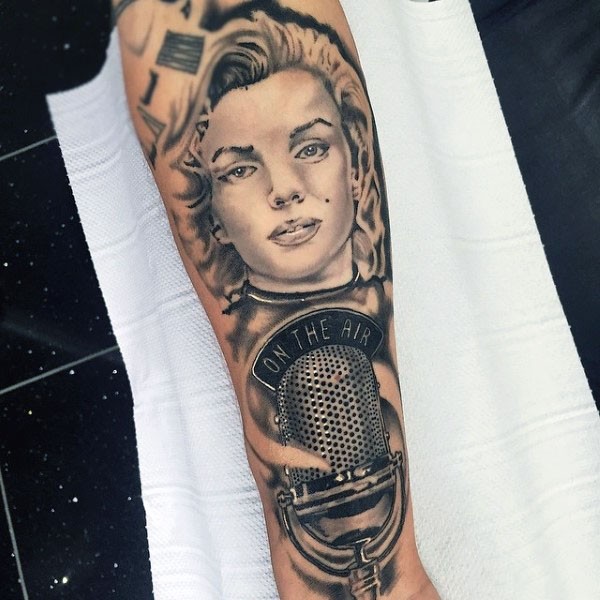 手臂玛丽莲梦露肖像与麦克风纹身图案