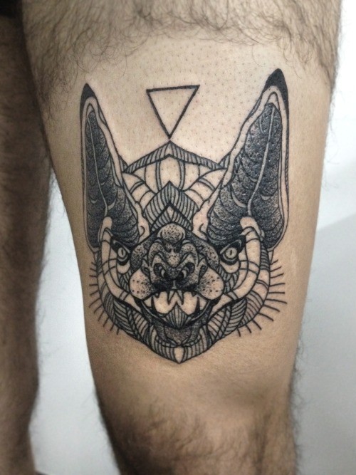黑色几何蝙蝠头大腿纹身图案