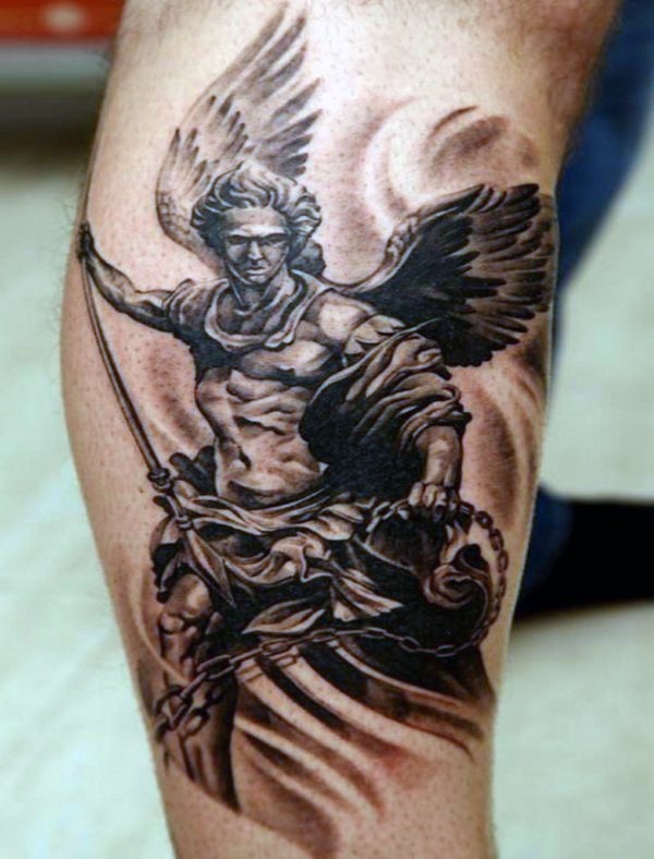 男性天使与铁链小腿纹身图案