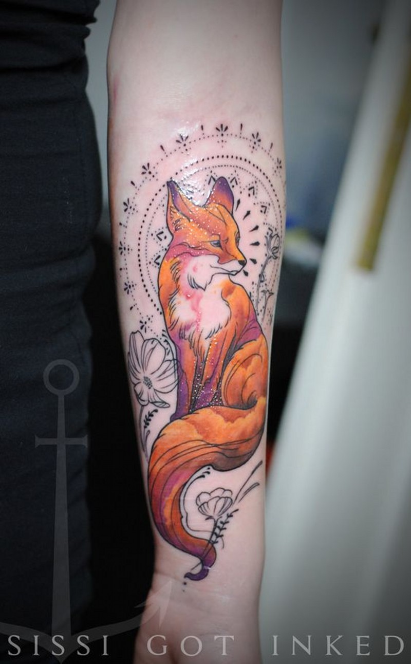 手臂彩绘狐狸与花朵装饰纹身图案