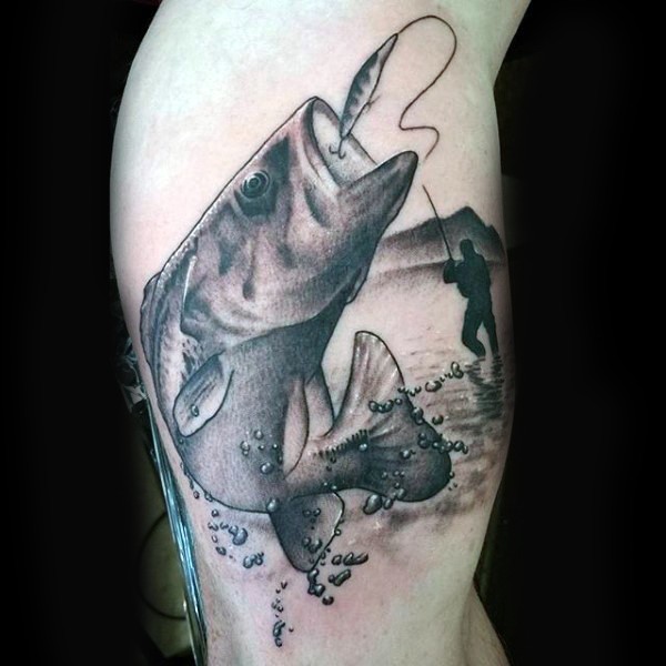 手臂黑白上钩的大鱼纹身图案