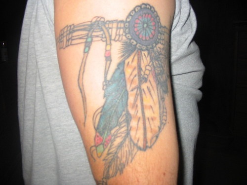 手臂美国本土的袖标羽毛纹身图案