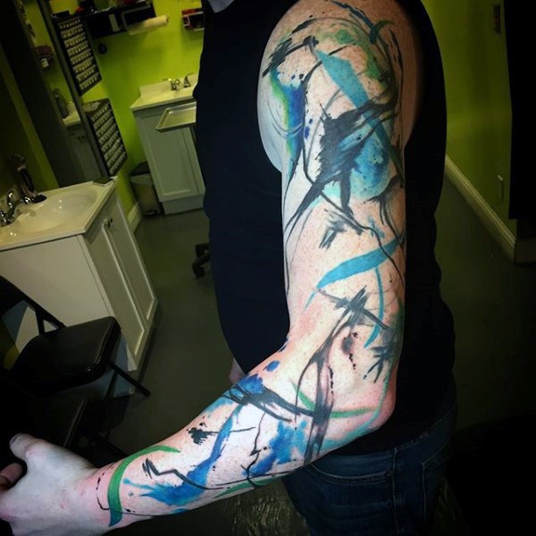 手臂抽象的五彩小鸟泼墨纹身图案