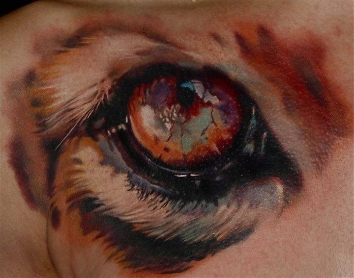 胸部3D写实的彩色老虎眼睛纹身图案