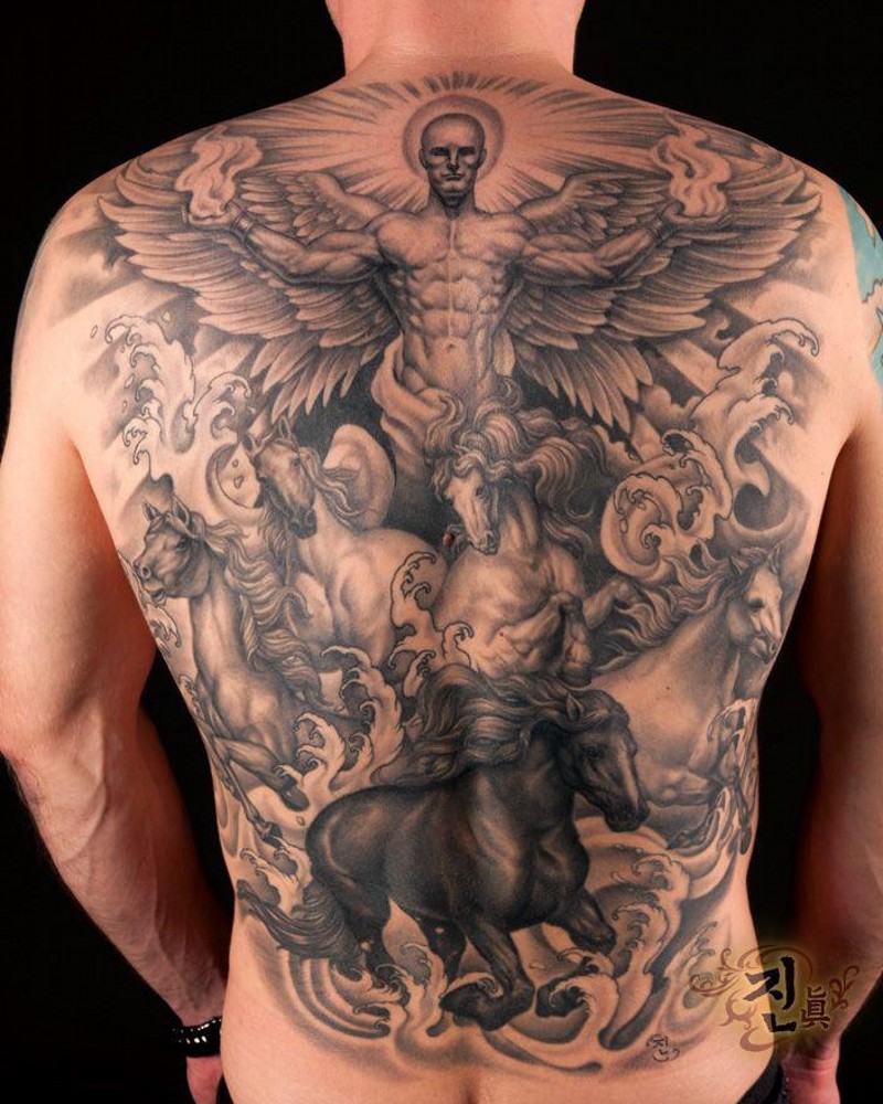 背部伟大的天使与各种马纹身图案