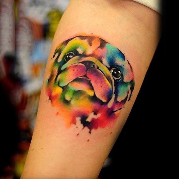 手臂上的抽象风格彩色狗纹身图案