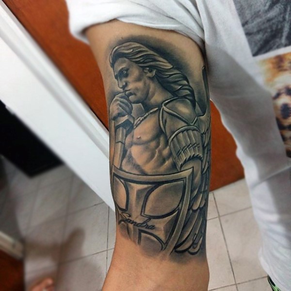 手臂肌肉战士天使和盾牌个性纹身图案
