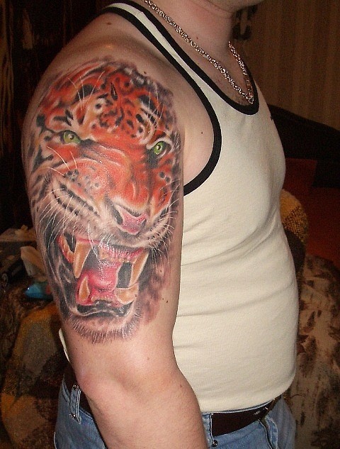 令人惊叹的3D彩色老虎大臂纹身图案