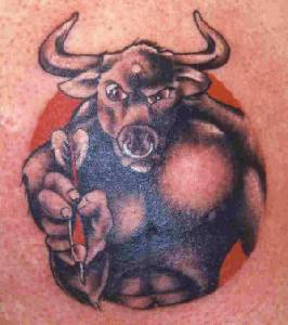 牛头人玩飞镖纹身图案