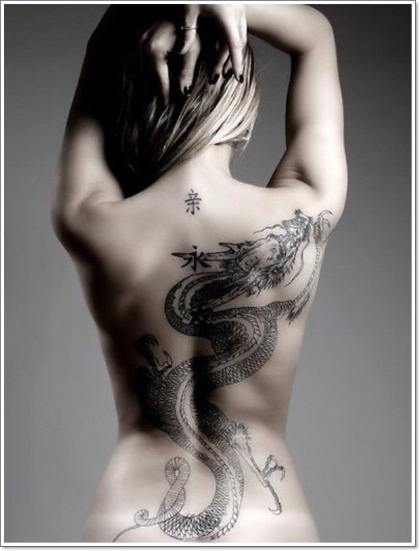 女孩背部黑色的中国龙和汉字纹身图案