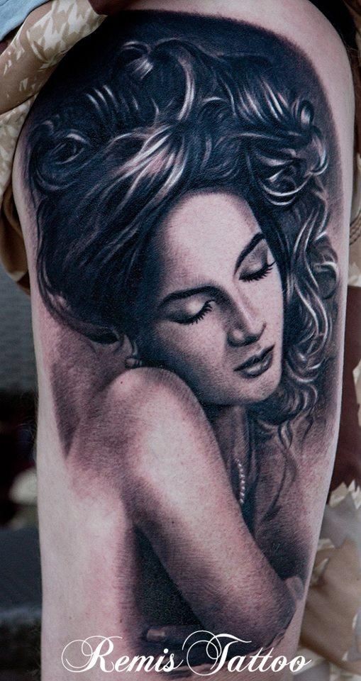 黑灰风格的诱惑女人肖像手臂纹身图案