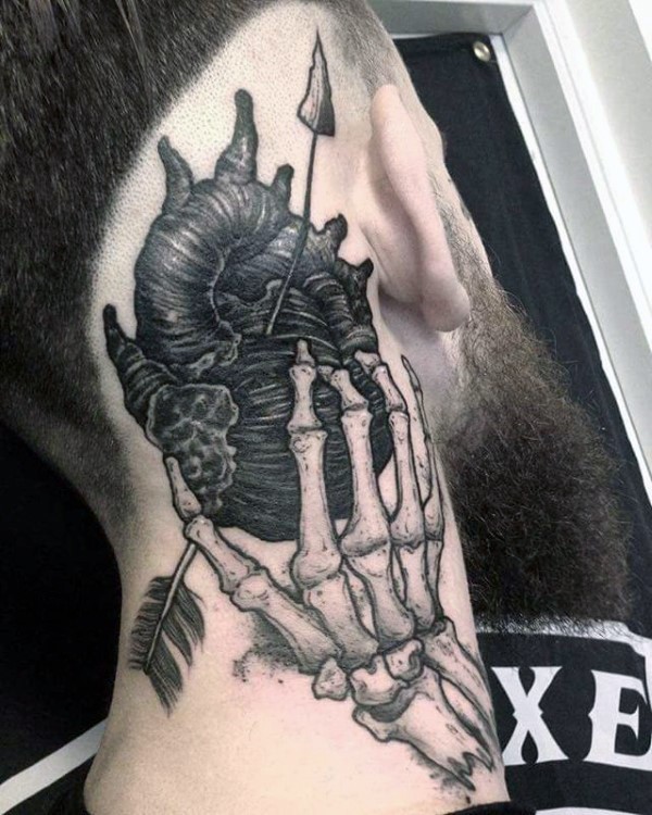 颈部黑色的骷髅手和心脏与箭头纹身图案