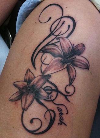 花朵和藤蔓字母纹身图案